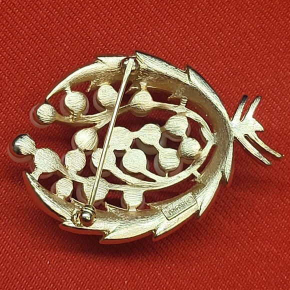 Vintage Trifari Gold Tone Faux Pearl Leaf Brooch Pin - Picture 9 of 10